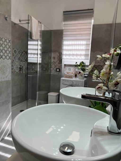 3 Fermate Dal Colosseo - Casa Vacanze Elena - 50 M Da Metro Garbatella Рим Екстериор снимка
