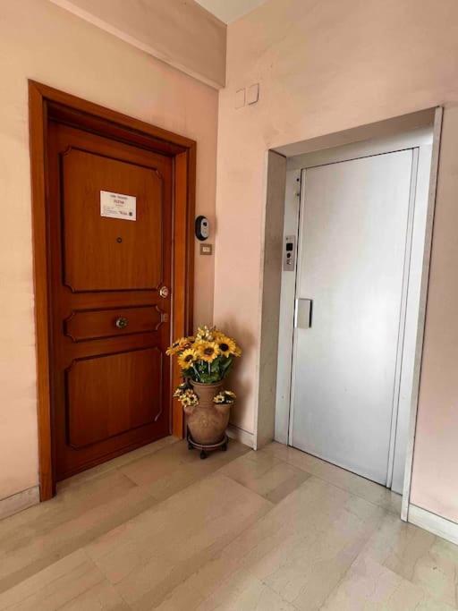 3 Fermate Dal Colosseo - Casa Vacanze Elena - 50 M Da Metro Garbatella Рим Екстериор снимка