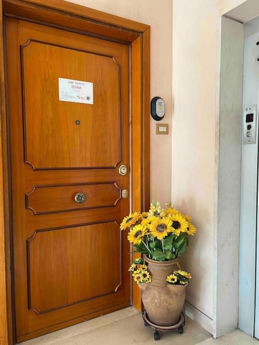 3 Fermate Dal Colosseo - Casa Vacanze Elena - 50 M Da Metro Garbatella Рим Екстериор снимка