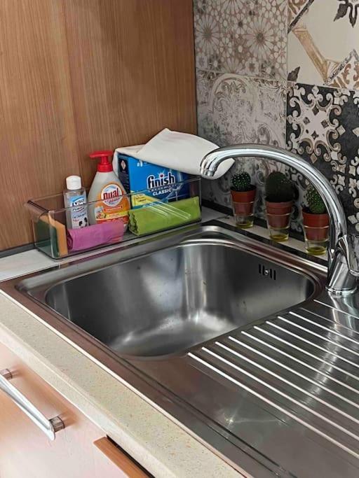 3 Fermate Dal Colosseo - Casa Vacanze Elena - 50 M Da Metro Garbatella Рим Екстериор снимка