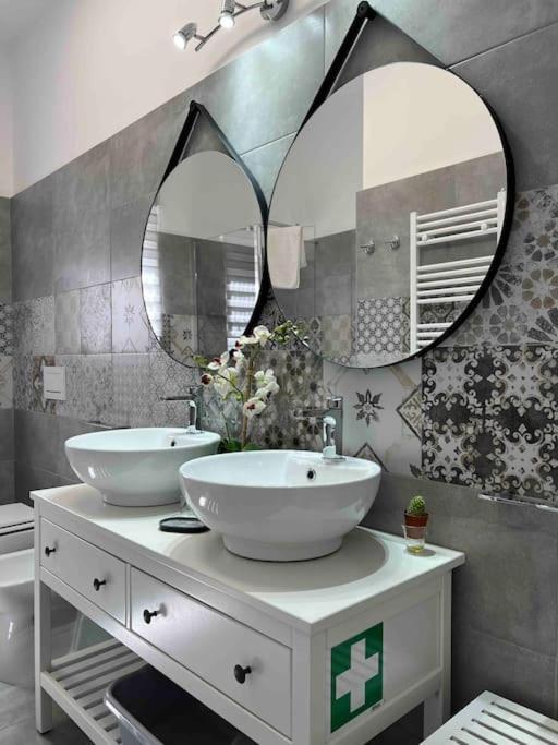 3 Fermate Dal Colosseo - Casa Vacanze Elena - 50 M Da Metro Garbatella Рим Екстериор снимка
